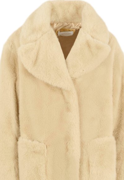 Cappotto in finta pelliccia beige con ampio colletto, due tasche frontali e una texture morbida. Interno foderato con un tessuto liscio e a contrasto.