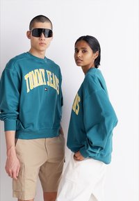Tommy Jeans BOXY POP VARSITY CREW UNISEX - Sudadera - timeless teal