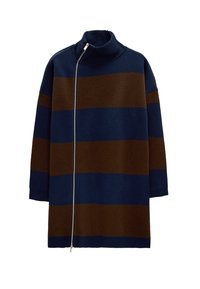 Sweter z golfem i zamkiem z przodu, w granatowo-brązowe poziome paski, wykonany z miękkiego dzianinowego materiału, z prążkowanymi mankietami.