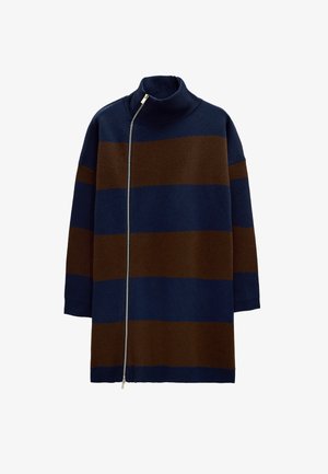 Sweter z golfem i zamkiem z przodu, w granatowo-brązowe poziome paski, wykonany z miękkiego dzianinowego materiału, z prążkowanymi mankietami.