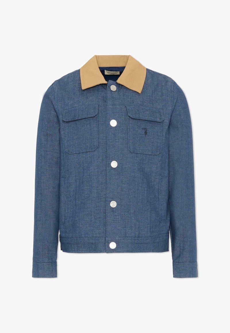 Veste en denim bleu avec col beige, boutons-pression à l'avant, deux poches poitrine à rabat, et broderie discrète du logo sur la poche gauche.