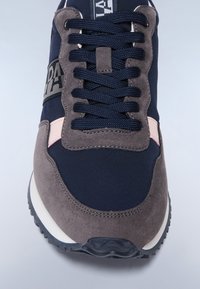 Sportowe sneakersy z granatową tekstylną cholewką, szarymi zamszowymi akcentami, różowymi detalami oraz czarną gumową podeszwą z teksturowanym bieżnikiem.