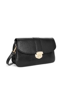 Borsa a busta in pelle texturizzata nera con chiusura a scatto in tonalità oro, chiusura a soffietto e una tracolla corta per il trasporto. Design sofisticato e compatto.