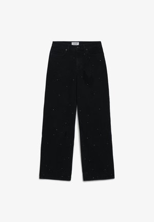 Jeans neri a gamba dritta con piccoli schizzi di vernice bianca e chiusura frontale con bottoni.