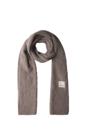 Bufanda gris suave y cálida hecha de tela texturizada, con extremos acanalados y una pequeña etiqueta en un lado. Su longitud se envuelve cómodamente alrededor del cuello.