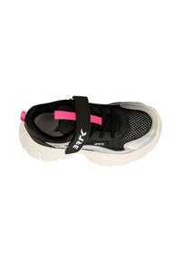 Scarpa sportiva nera con tomaia in rete, dettagli rosa, particolari riflettenti argentati e suola bianca. Presenta una fascia regolabile per una vestibilità sicura.