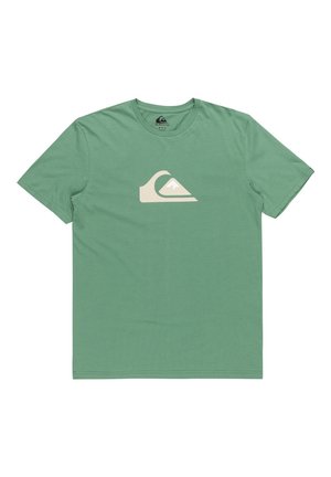 Maglietta verde a maniche corte con scollo a girocollo e logo montagna ondeggianti beige e bianche al centro del petto.