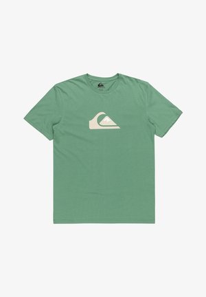 Grøn T-shirt med korte ærmer og rund hals med et beige og hvidt mountain wave-logo centreret på brystet.