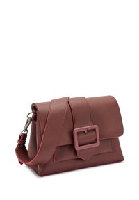 Borsa a tracolla in pelle marrone con texture, chiusura a pattina, una fibbia rettangolare prominente e accenti rosa a contrasto sulla tracolla e sui bordi.