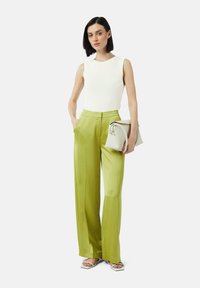 comma   SLIM FIT biały