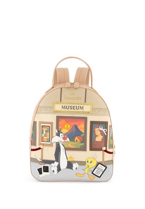 Zaino con i personaggi dei Looney Tunes Sylvester e Tweety all'interno di un museo con quadri e insegna del museo sopra di loro.