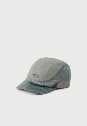 Lichtgrijze Oakley-pet met meshpanelen, ventilatiegaten en een gebogen klep, weergegeven op een effen witte achtergrond.