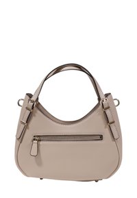 Bolso de mano de cuero beige con diseño curvo, detalles en hardware dorado, un bolsillo con cremallera en la parte frontal y dos asas cortas. Textura suave.