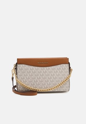 Beżowo-brązowa bransoletka Michael Kors z złotym łańcuszkiem i wzorem logo MK na materiale.