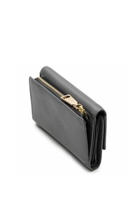 Cartera de cuero gris con un acabado texturizado, que presenta un cierre de cremallera dorado y una forma rectangular. Diseño compacto con múltiples compartimentos.