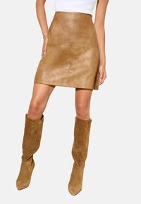 Nepasirinkta, tan brown