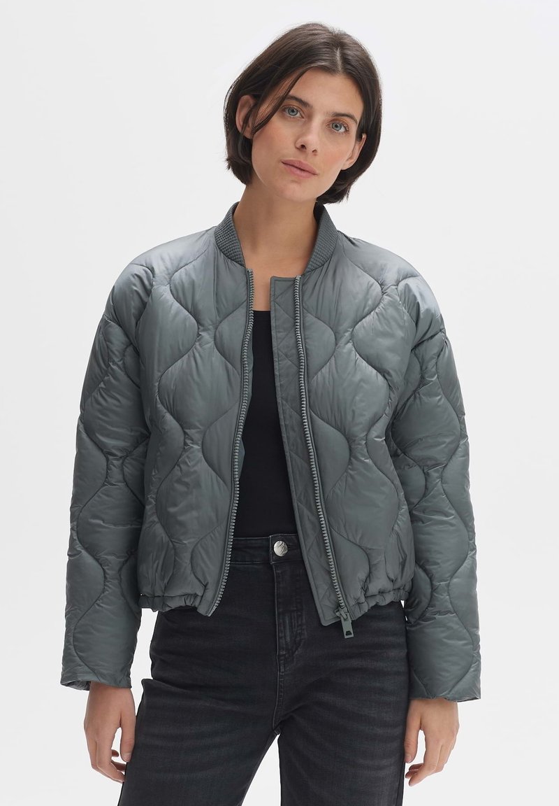 Gelaagde bomberjack in donkergrijs, met ritsluiting, ribbelhals en elastische onderkant. Glad, glanzend materiaal met een puffy textuur.