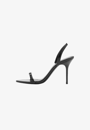 Zwarte hoge hak sandaal met een puntige neus, dunne band en slingback ontwerp. Gemaakt van glanzend materiaal, met een kleine gespaccent.