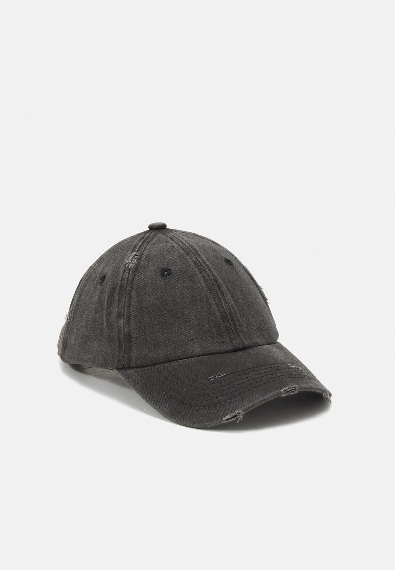 Boné de baseball preto desgastado com aba curvada, tecido texturizado, costura visível e pequenos buracos para ventilação nas laterais.