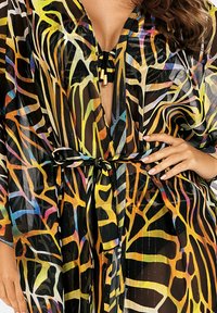 Przezroczysty, lekki kimono z energetycznym, wielokolorowym wzorem zwierzęcym na czarnym tle; zawiera pasek do związania w talii.