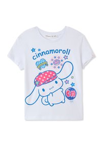 T-shirt bianca a maniche corte con un coniglio cartone animato contornato di blu che indossa un cappello a pois rossi, accompagnato da stelle colorate e grafiche di caramelle.
