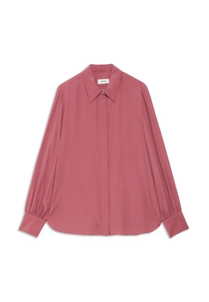 Langsleeve blouse in zachte roze stof met een klassieke kraag, knoopsluiting aan de voorkant en geplooide mouwen. Gladde textuur met een subtiele glans.