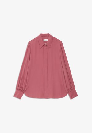 Bluza dugih rukava od mekog ružičastog materijala s klasičnom kragnom, prednjim kopčanjem na dugmiće i nabranim rukavima. Glatka tekstura s suptilnim sjajem.