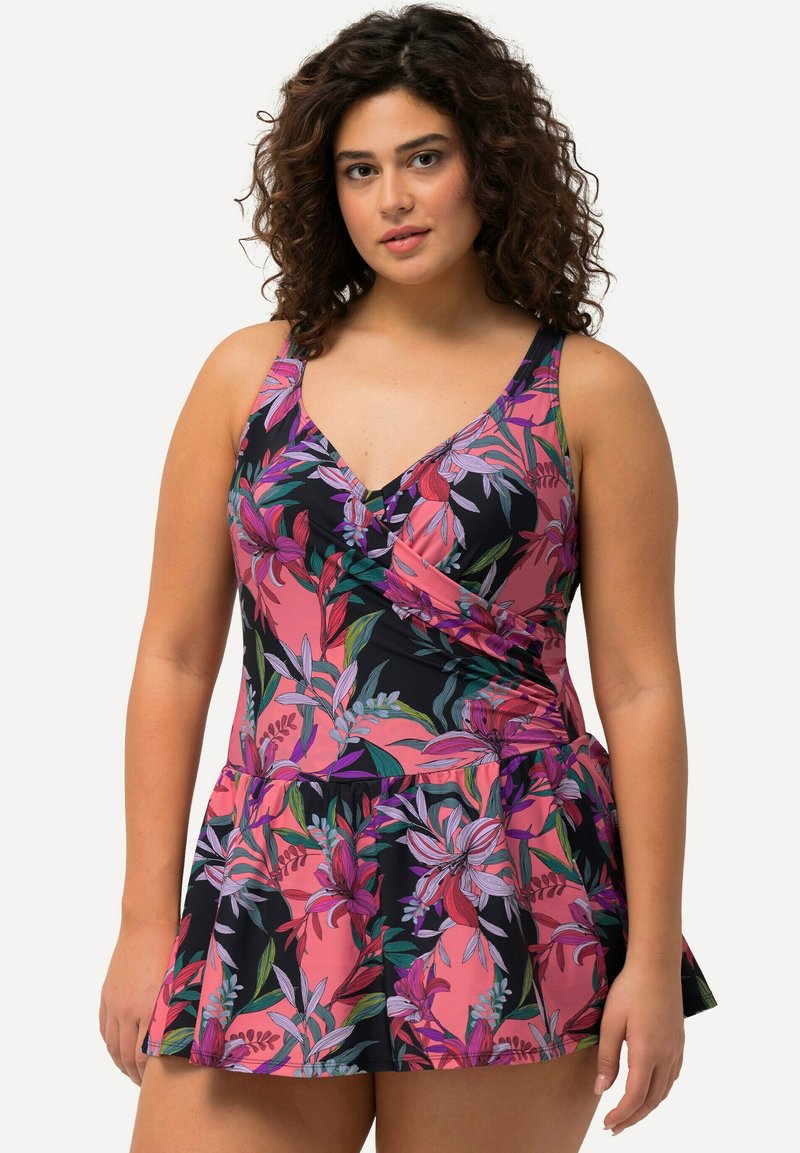 Maillot de bain avec une jupe évasée à motifs floraux rose, noir et vert, doté d'un décolleté en V et de larges bretelles. Fabriqué à partir d'un tissu extensible.