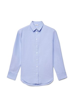 Camicia azzurra chiaro a maniche lunghe con bottoni, colletto classico e orlo arrotondato, stesa su uno sfondo bianco.