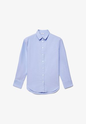 Camicia azzurra chiaro a maniche lunghe con bottoni, colletto classico e orlo arrotondato, stesa su uno sfondo bianco.