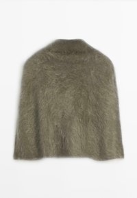 Sciarpa verde khaki, realizzata in un materiale morbido e strutturato, con un design morbido e drappeggiato e senza chiusure o motivi visibili.