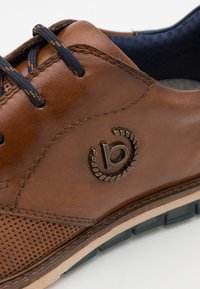 bugatti Brīvā laika šņorkurpes - cognac