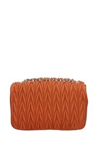 Borsa a tracolla arancione trapuntata con texture intrecciata, dotata di una tracolla in catena dorata. Forma rettangolare con bordi curvi, dettagli con superficie liscia.
