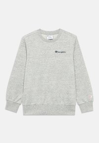 Γκρι φούτερ από μαλακό ύφασμα. Διαθέτει στρογγυλή λαιμόκοψη, μακριά μανίκια και μικρό ναυτικό λογότυπο στο στήθος. Ριμπ μανσέτες και τελείωμα.