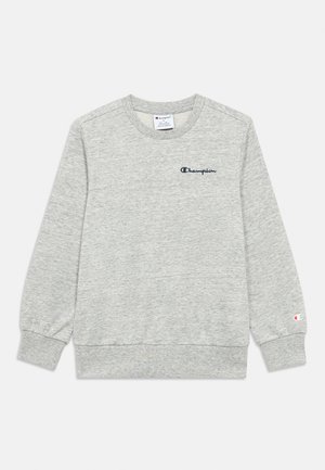 Siva jopa iz mehkega materiala. Ima okrogel izrez, dolge rokave in majhen mornarsko moder logotip na prsih. Rokavi in spodnji rob so rebrasti.