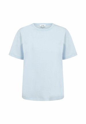 Világoskék rövid ujjú, kerek nyakú póló egyenes szegéllyel és kisméretű márkajelzéssel a nyakkivágás belső részén.