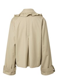 Veste beige à manches longues avec col à volants, fente au dos et larges poignets ornés de détails à lanière.