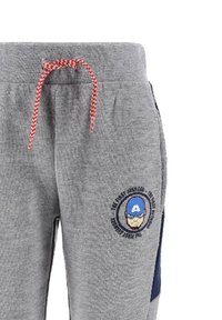 Pantalones de chándal grises con un cordón de rayas rojas, que cuentan con un parche gráfico de Capitán América en el muslo izquierdo y paneles laterales azul marino.