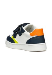 Sneaker bianco con accenti blu navy, tacco arancione brillante, dettagli verde lime e due strisce in velcro. Suola in gomma testurizzata per aderenza.
