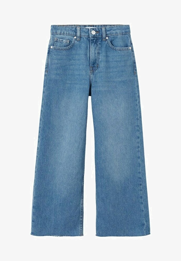 Jean large bleu clair en denim, avec cinq poches, une fermeture à bouton à l'avant et un ourlet brut en bas.
