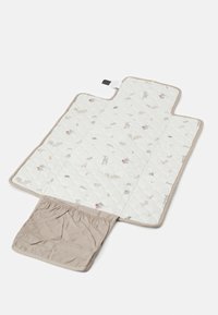 Tapis crémé matelassé avec des motifs inspirés de la nature ; comprend une pochette beige clair avec élastique. Présente des bords arrondis et une boucle pour attache.