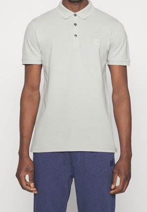 Hellgraues Poloshirt aus Baumwollmischung mit klassischem Kragen, Knopfleiste mit drei Knöpfen und kleinem Logopatch auf der Brust.