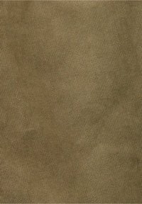 Gros plan sur un tissu beige avec un motif de sergé diagonal montrant la texture et les détails fins des coutures.