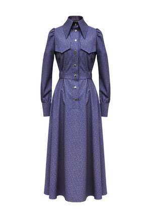 Fioletowa sukienka z długim rękawem, z przodu zapinana na guziki, z ostrym kołnierzykiem i bufiastymi ramionami, ozdobiona subtelnym wzorem i marszczonym taliowaniem.