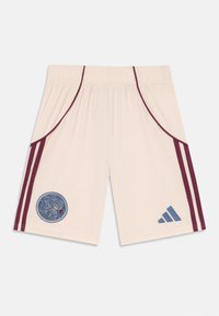 Beige Sportshorts mit kastanienbraunen Seitenstreifen, ausgestattet mit einem runden blauen Logo und einem dreieckigen blauen Adidas-Akzent an der unteren rechten Seite.