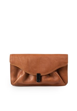 Pochette in pelle marrone con patta piegata e piccola chiusura rettangolare nera al centro, mostrata su sfondo bianco.