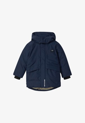 Chaqueta aislante de color azul marino con una gran capucha, dos bolsillos frontales y un parche de la marca. Presenta puños elásticos y un forro interior suave.