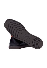 Scarpa in pelle nera con suola in gomma grigia. La suola presenta un motivo di battistrada testurizzato e un piccolo logo stampato. Sul retro c'è un accento arancione.