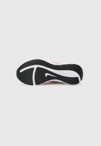 Suola in gomma nera con motivi testurizzati, dotata di una intersuola bianca e dettagli rossi. Logo Nike in bianco sul lato.