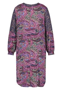 Långärmad klänning i livlig paisleymönster med rosa, gröna och blå nyanser, samt marinblå mönstrade ärmar och rynkade manschetter.